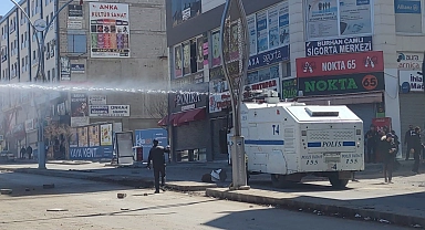 Van'daki protestolarda götericilerle polis karşı karşıya geldi