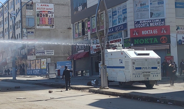 Van'daki protestolarda götericilerle polis karşı karşıya geldi