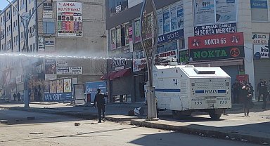 Van'daki protestolarda götericilerle polis karşı karşıya geldi