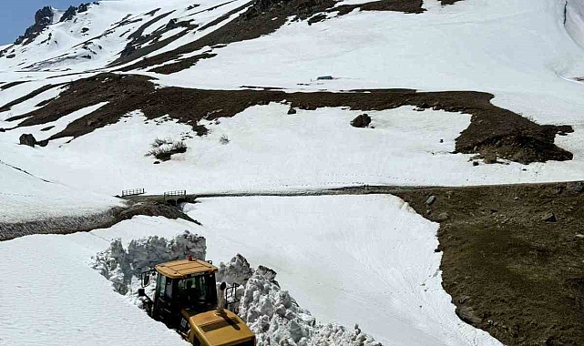 Van'ın bu mahallesinde 5 ay sonra karla kaplı yolları açıldı