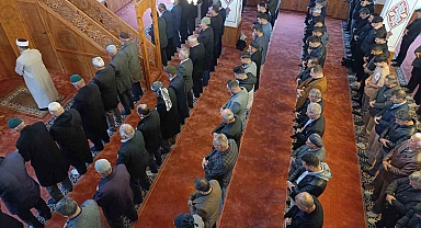 Vanlılar sabahın erken saatlerinde camilere akın etti