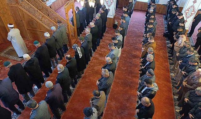 Vanlılar sabahın erken saatlerinde camilere akın etti