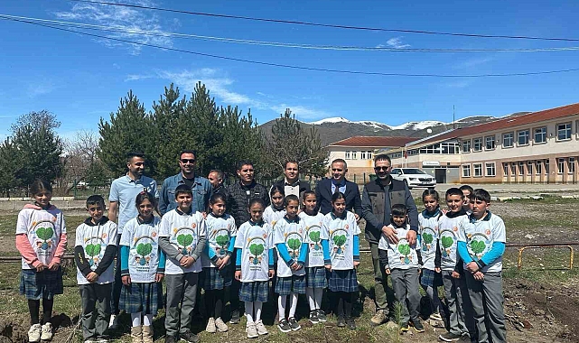 Varto'da öğrenciler okul bahçesine fidan dikti