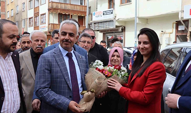 Yeni başkana Oltu taşından yapılan temsili anahtarı teslim etti