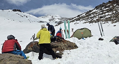 (Videolu Haber) Yerli ve Yabancı Turistler 4 Mevsim Ağrı Dağı'na tırmanıyor