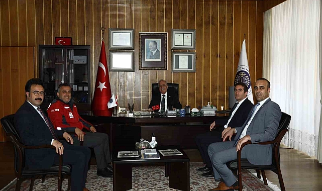 Yeşilay Erzurum Şube Başkanı Emirhan Tanay Rektör Çomaklı'ya ziyaret
