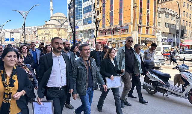 Yüksekova Belediye Başkanı mazbatasını aldı