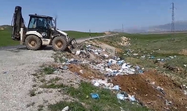 Yüksekova İlçe Özel İdaresi köylerde biriken çöpler için seferber oldu