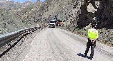 Yüksekova yoluna inen kaya parçaları temizleniyor