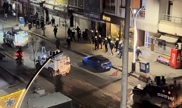 Yüksekova'da izinsiz yürüyüşe polis müdahalesi