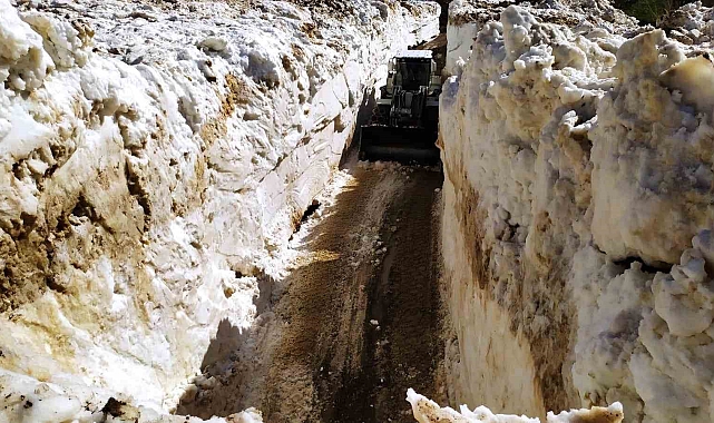 Yüksekovada Kardan Kapalı Yollar Açılıyor