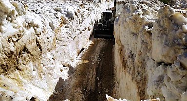 Yüksekovada Kardan Kapalı Yollar Açılıyor