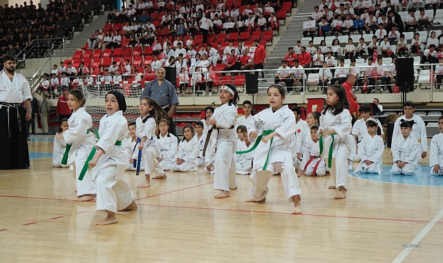 19 Mayıs Atatürk'ü Anma, Gençlik ve Spor Bayramı Erzincan'da coşkuyla kutlandı