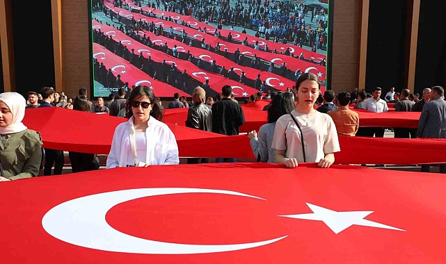 500 metre uzunluğundaki Türk bayrağıyla 'Gençlik Yürüyüşü' yapıldı