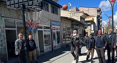 71’lik dede peş peşe attığı üçlü sayılarla ağızları açık bıraktı