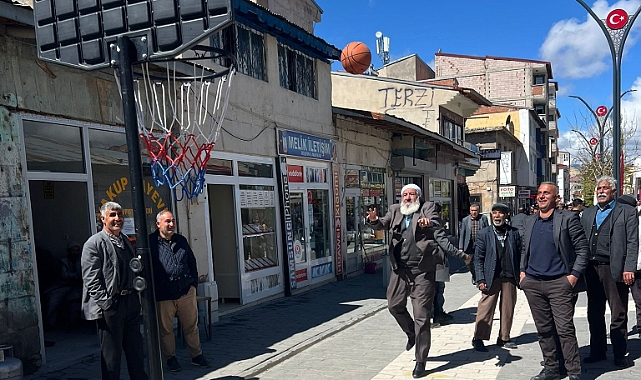 71’lik dede peş peşe attığı üçlü sayılarla ağızları açık bıraktı