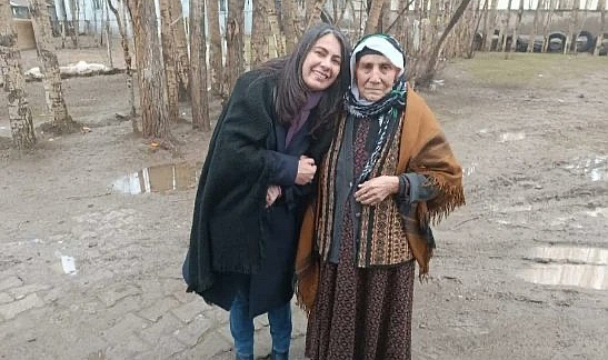 Ağrı Belediye Başkanı Hazal Aras, anneler gününü hem Kürtçe hem Türkçe kutladı