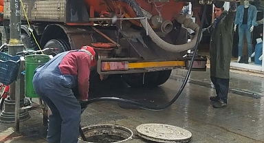 Ağrı Belediyesi yağmur sonrası su birikintilerini temizledi