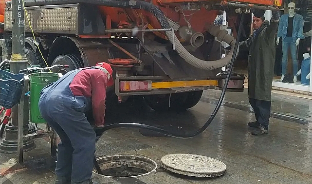 Ağrı Belediyesi yağmur sonrası su birikintilerini temizledi