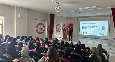 Ağrı’da emniyet personellerince, öğrenci ve velilere siber suçlara yönelik farkındalık eğitimi verildi
