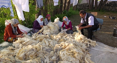 Ağrı’da gençlerin çeyizlerini yün yorganlar süslüyor