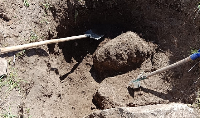 Ağrı’da kaçak kazı yapan 2 şahıs, uyuşturucu, silah ve çeşitli aletlere yakalandı.
