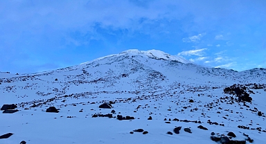 Ağrı Dağı bahar ayında yeniden beyaza büründü (Videolu Haber)