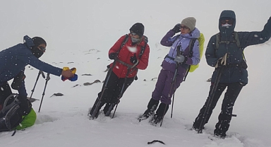 (Videolu Haber) Ağrı Dağı kadın dağcılara geçit vermedi
