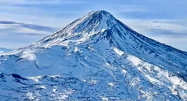 Ağrı Dağı'nı baştan aşağı saran bulutlar mest etti