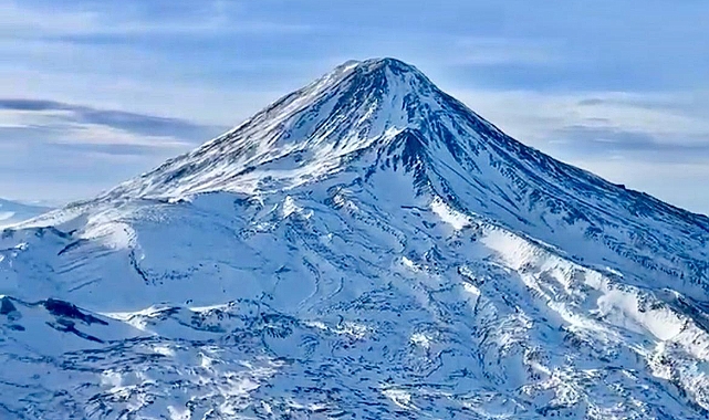 Ağrı Dağı'nı baştan aşağı saran bulutlar mest etti