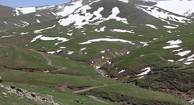 (Videolu Haber) Ağrı'nın Aladağları'nda iki mevsim bir arada yaşanıyor