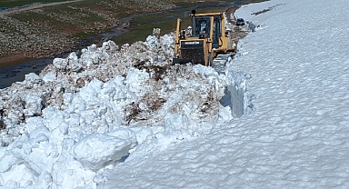 Ağrı’nın, bahar ayında karla kaplı yolları bir bir açılıyor