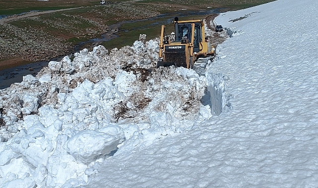 Ağrı’nın, bahar ayında karla kaplı yolları bir bir açılıyor