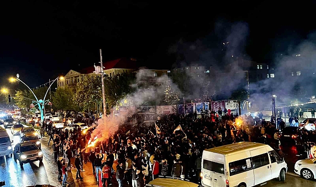 Ağrı'da şampiyonluk kutlamasına Fenerbahçeliler bayraklarıyla katıldı