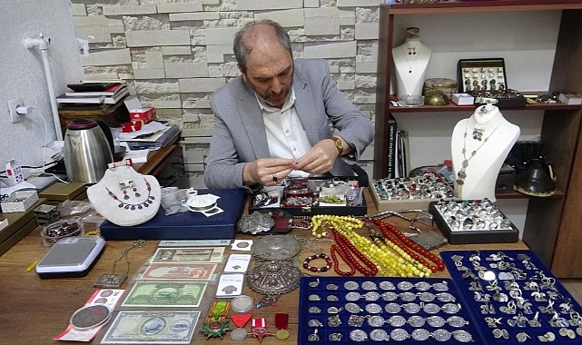 Antika Eşyalar Alıp Satarak Hayatını İdame Ediyor