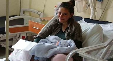 Ardahan İl Emniyet müdüründen Anneler Günü'nde bebeklerine kavuşan çifte ziyaret