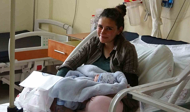 Ardahan İl Emniyet müdüründen Anneler Günü'nde bebeklerine kavuşan çifte ziyaret