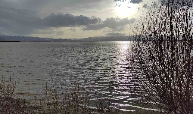 Ardahan'da Kura Nehri taştı, sahilleri aratmayan görüntüler ortaya çıktı
