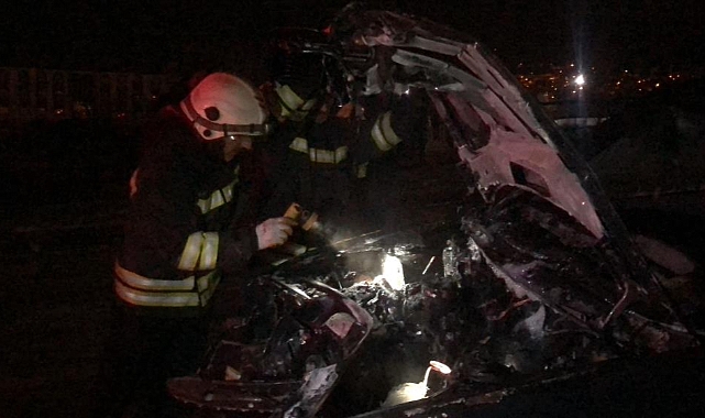 Aydınlatma direğine çarpan otomobil alev aldı: 1 yaralı