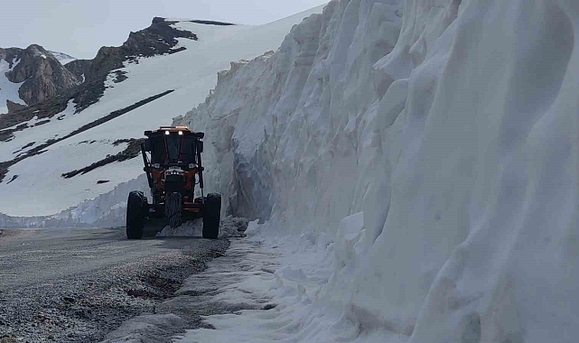 Bahçesaray karayolu 132 gün sonra ulaşıma açıldı
