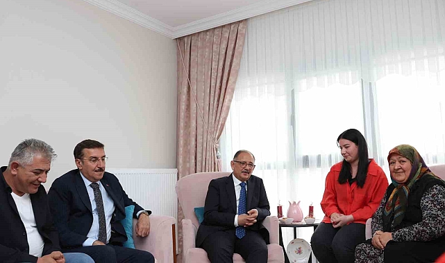 Bakan Özhaseki, depremzedeye ziyaret