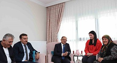 Bakan Özhaseki, depremzedeye ziyaret