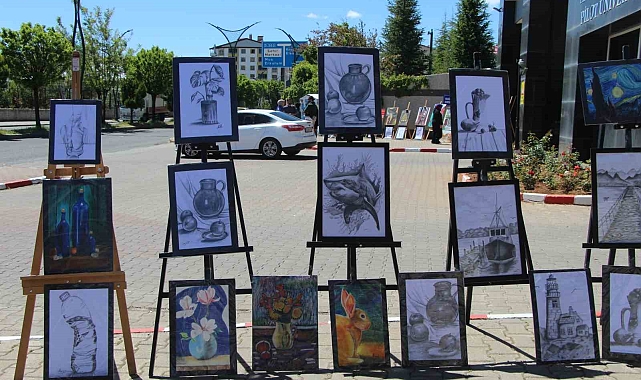 Bingöl'de gençlerin hazırladığı el emeği ürünler sergilendi