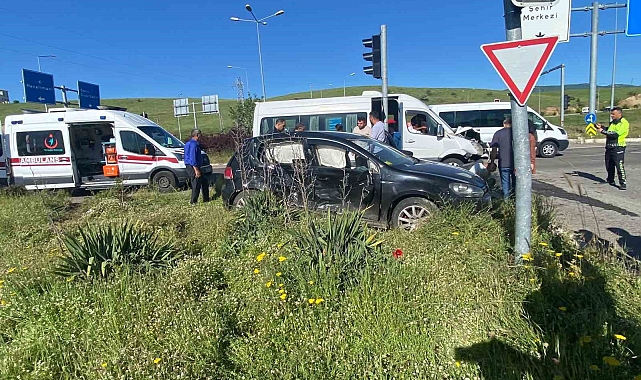 Bingöl'de otomobil ile minibüs çarpıştı: 9 yaralı