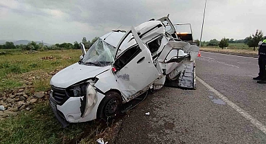 Bingöl'de trafik kazası, hafif ticari araç levhaya çarptı 3 yaralı