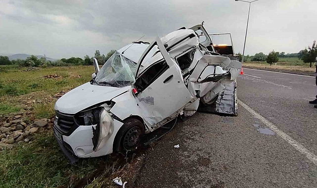 Bingöl'de trafik kazası, hafif ticari araç levhaya çarptı 3 yaralı