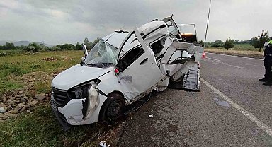 Bingöl'de trafik kazası, hafif ticari araç levhaya çarptı 3 yaralı