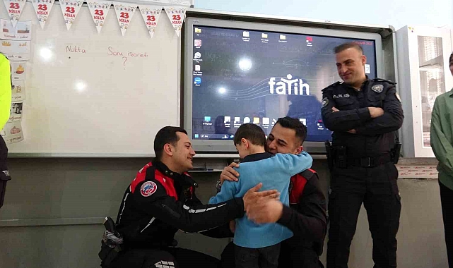 Bitis'in Tatvan ilçesinde polis ekipleri 1 yılda 4 bin 250 öğrenciye polislik mesleğini tanıttı