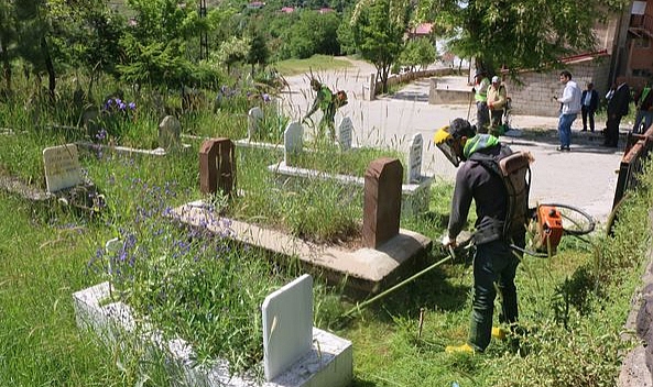 Bitlis Belediyesi Mezarlıklarda Bakım ve Temizlik Çalışmalarına Hız Verdi