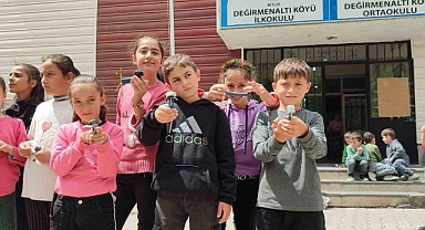 Bitlis'in o köyünde çocuklar kendi yaptıkları topaçlarla yarıştı